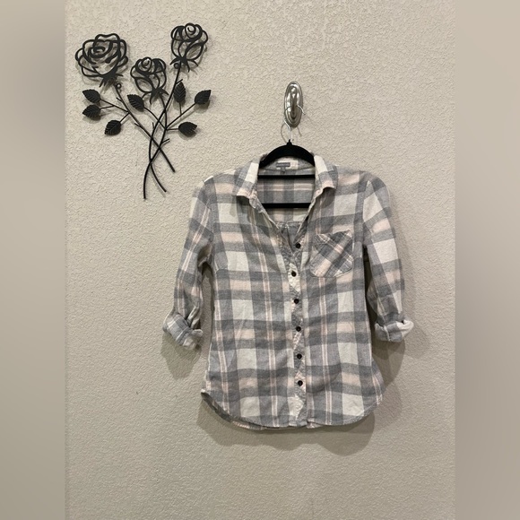 Charlotte Russe Flannel Light Pink, Gray, & White Plaid Button Up size XS - Picture 1 of 7